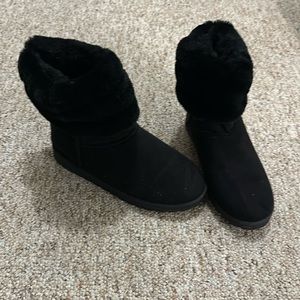 Black fluffy boots